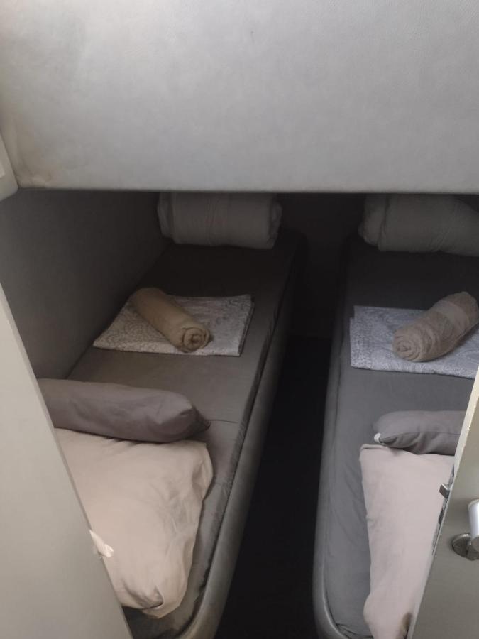 Yach Boat Hotel Barcelona Bagian luar foto